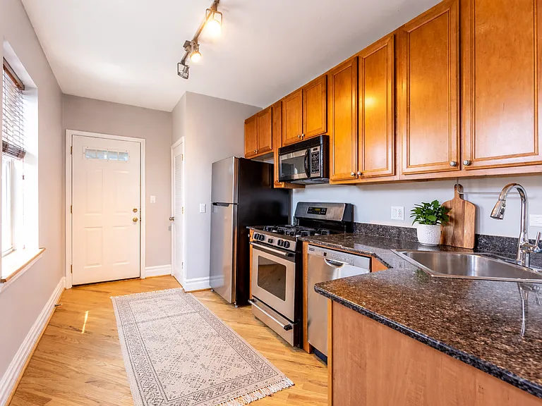 2753 W Melrose St #1 — Photo 1
