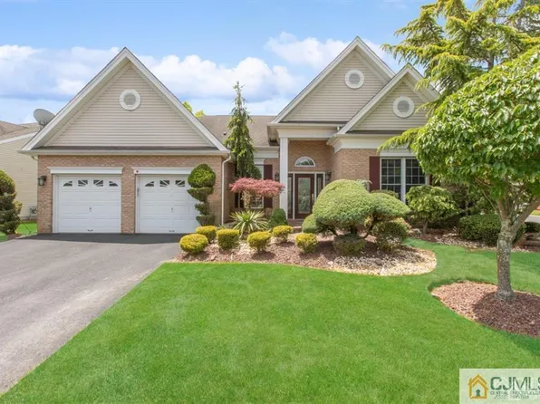 2 Crenshaw Ct, Monroe Township, NJ 08831