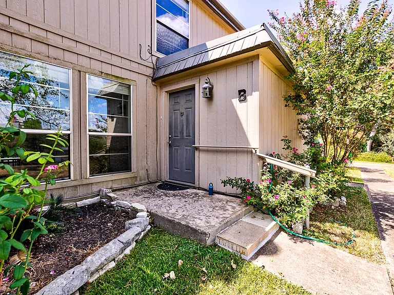 710 Castle Ridge Rd #B — Photo 2