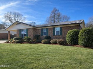 2049 Oakhurst Dr, Grenada, MS 38901