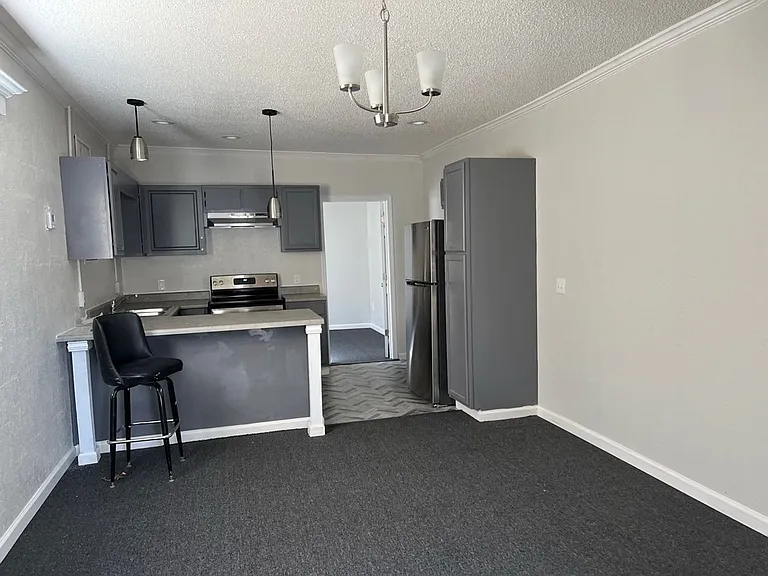 400 Saxon St #3 — Photo 1