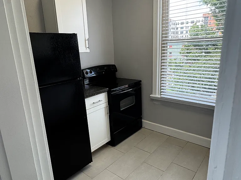 313 W 6th St #5 — Photo 11