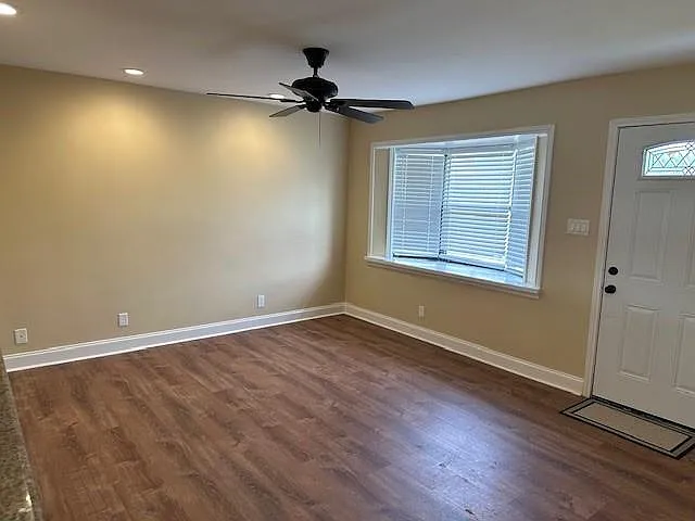 2124 Dupont Dr — Photo 3