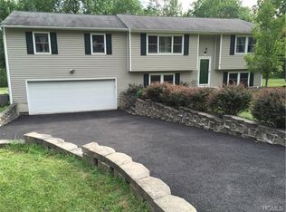 8 Crystal Ct, New Windsor, NY 12553