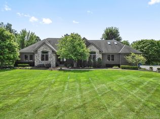 59445 Foxpointe Ln, South Lyon, MI 48178