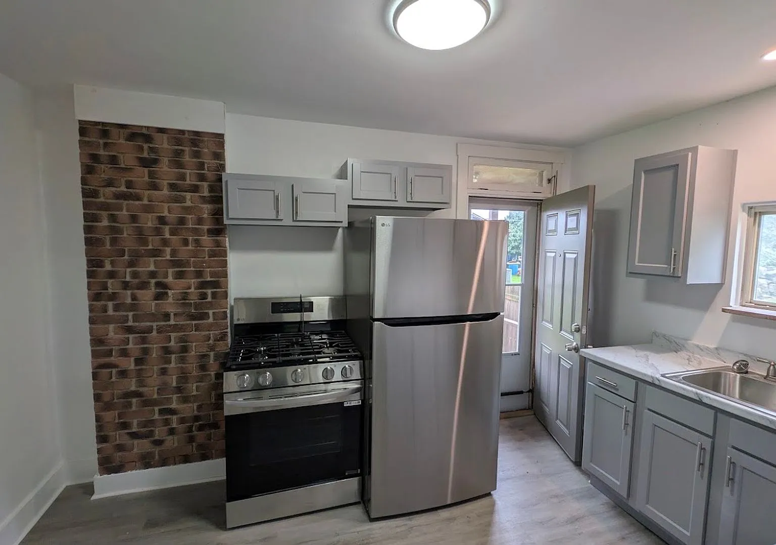 Homestead / Whitaker - One BR Single Family Home, AC, Garage, Yard! — Photo 4