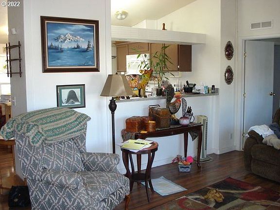 4th image of 2464 Castle Ave