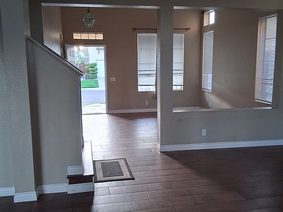 Open floo_ plan - Living room & family room combo.