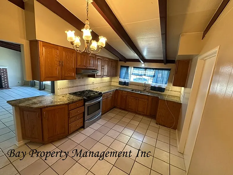 1243 Summit Dr — Photo 3