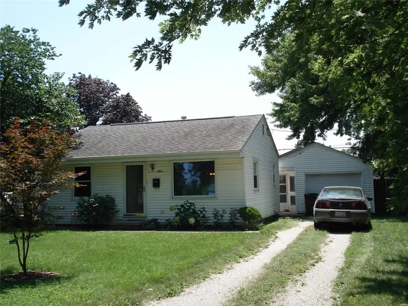 404 Suburban Ct, Taylorville, IL 62568