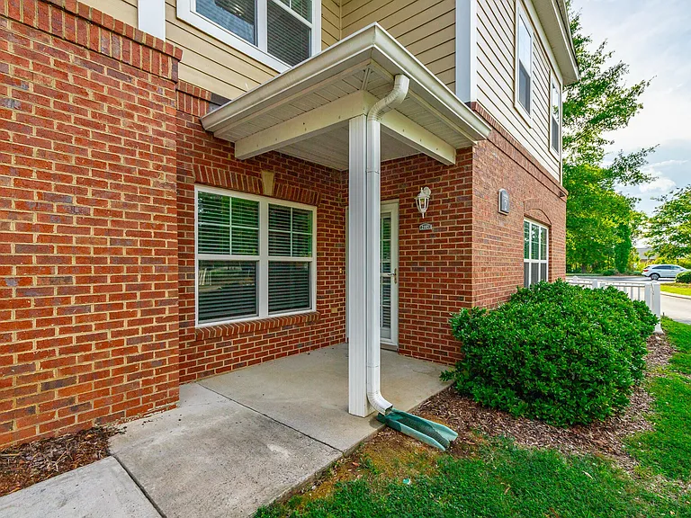 2105 Regency Ct — Photo 2