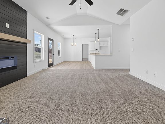 3rd image of 707 Oakmont Trl
