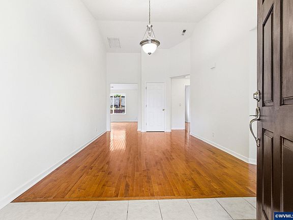 5th image of 735 22nd Ave NW