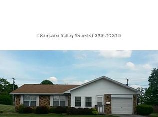 706 Fitzhugh St, Ravenswood, WV 26164