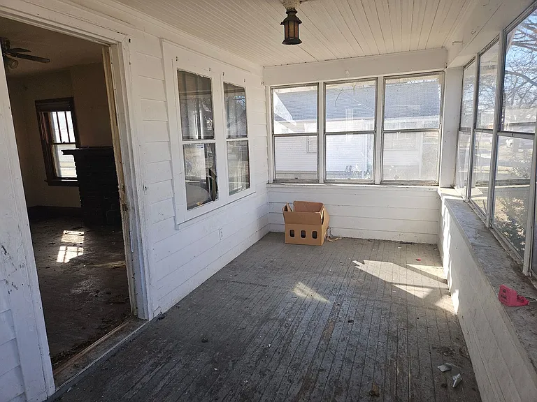 910 Woodward Ave — Photo 16