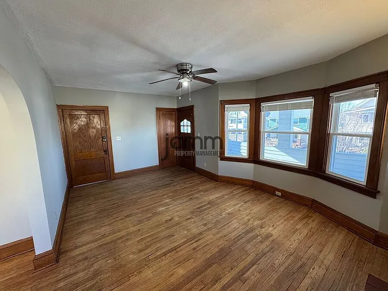 2121 Wyandotte Ave #2123 — Photo 3