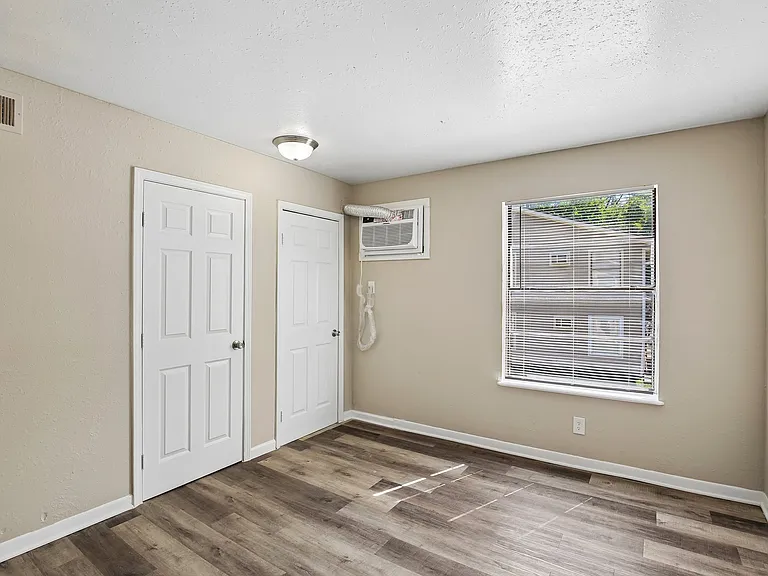 Pleasant Grove Apartments — Photo 24