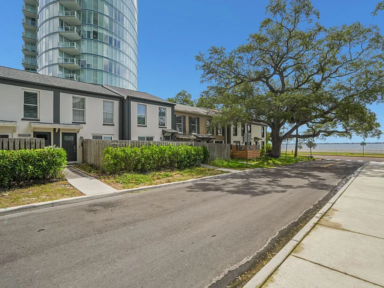 2925 W Santiago St — Photo 32