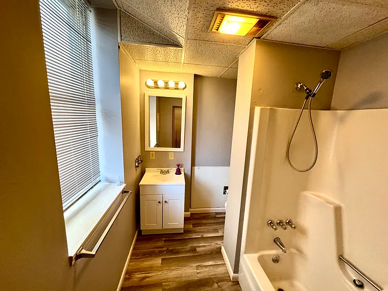118 E Chestnut St Apt 7 - Full Bathroom