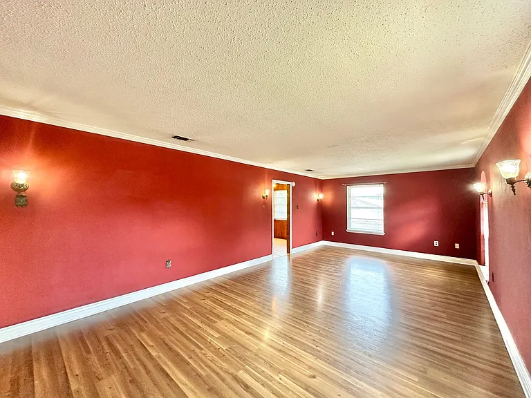 912 Laurie Ln — Photo 3