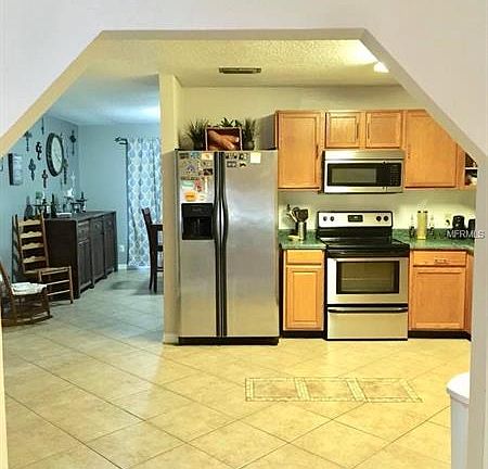 2nd image of 211 Valencia Rd