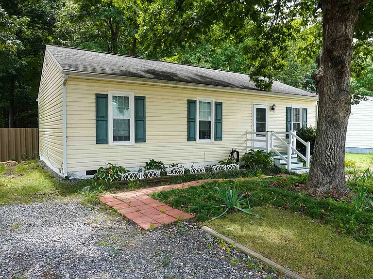 8001 Clovertree Ct — Photo 3