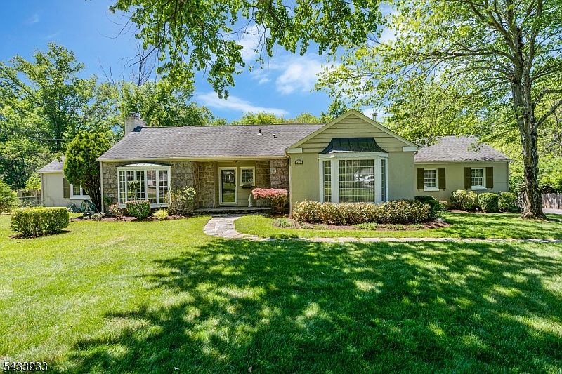 1st image of 487 Knollwood Dr