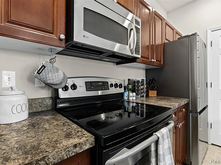 17 N Squirrel Rd — Photo 19