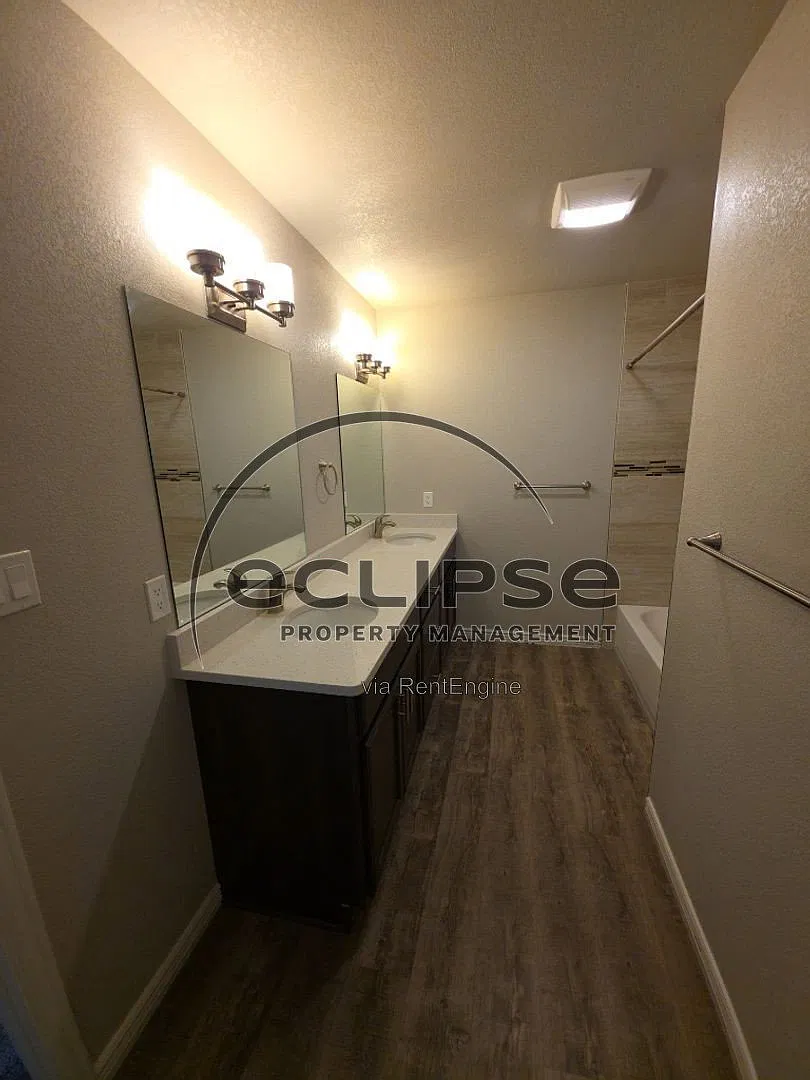 3 bed, 2.5 bath, 1800 sqft, $2,100 — Photo 2