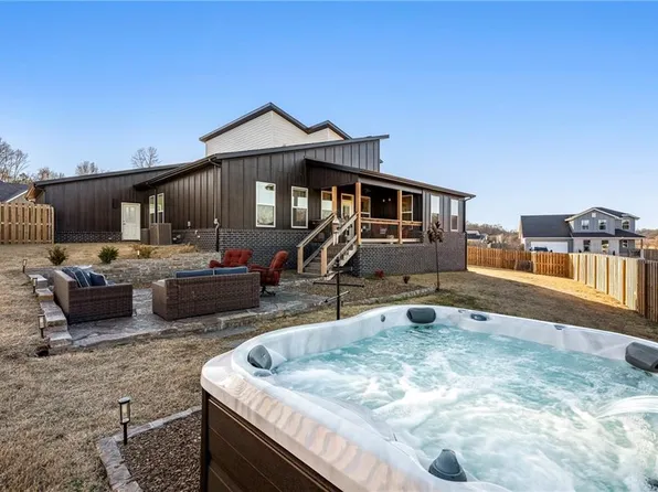 1300 Bunker Dr, Pea Ridge, AR 72751