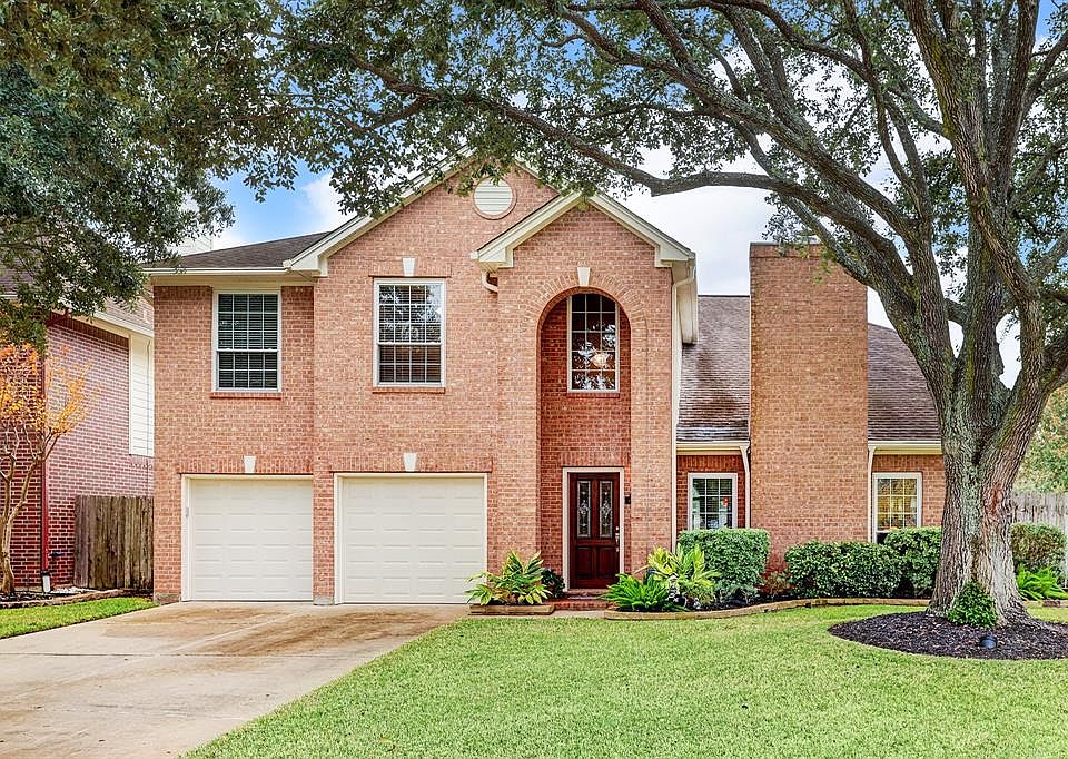 Gorgeous 4 bedroom home on a 10,000+ sq ft lot that has been meticulously maintained!