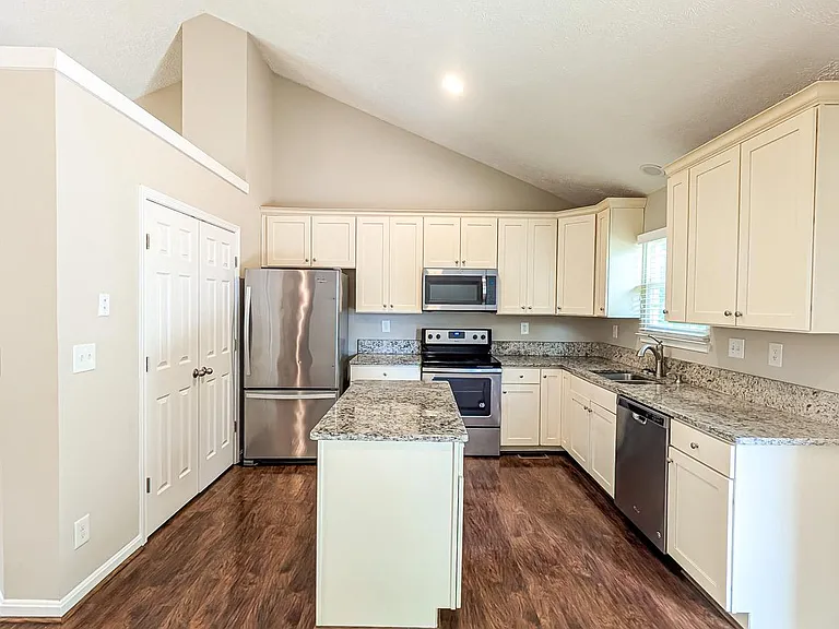 21530 Warwick Ct — Photo 3