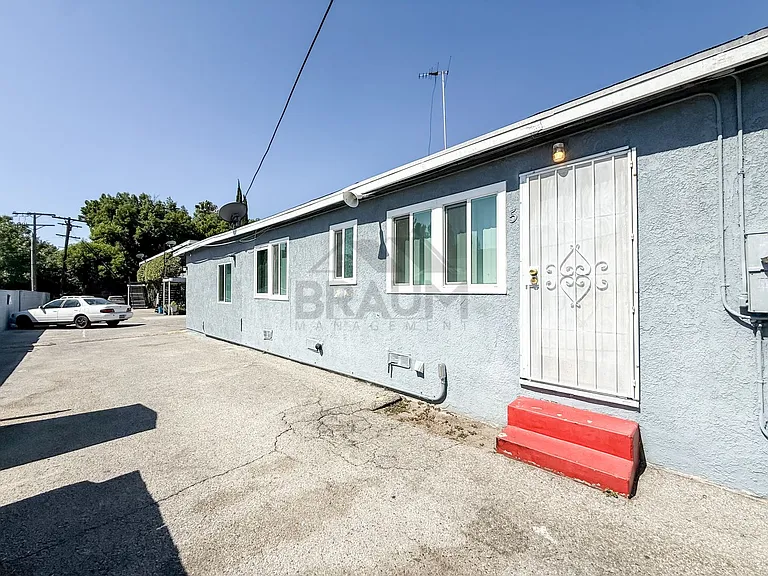 15550 Vanowen St — Photo 32