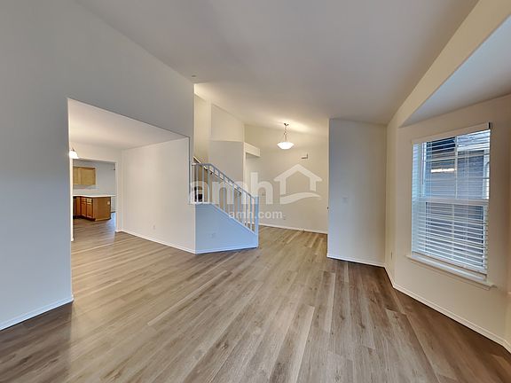 5th image of 212 Kendall St E