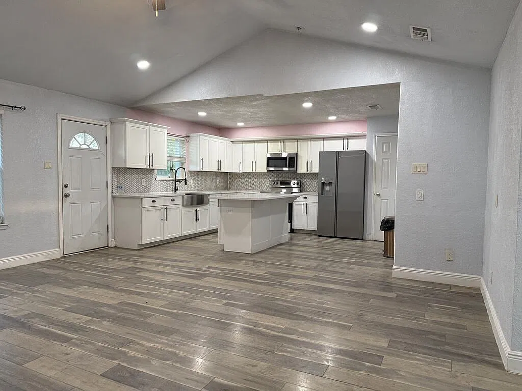 3 bed, 2.0 bath, 1223 sqft, $2,200 — Photo 2