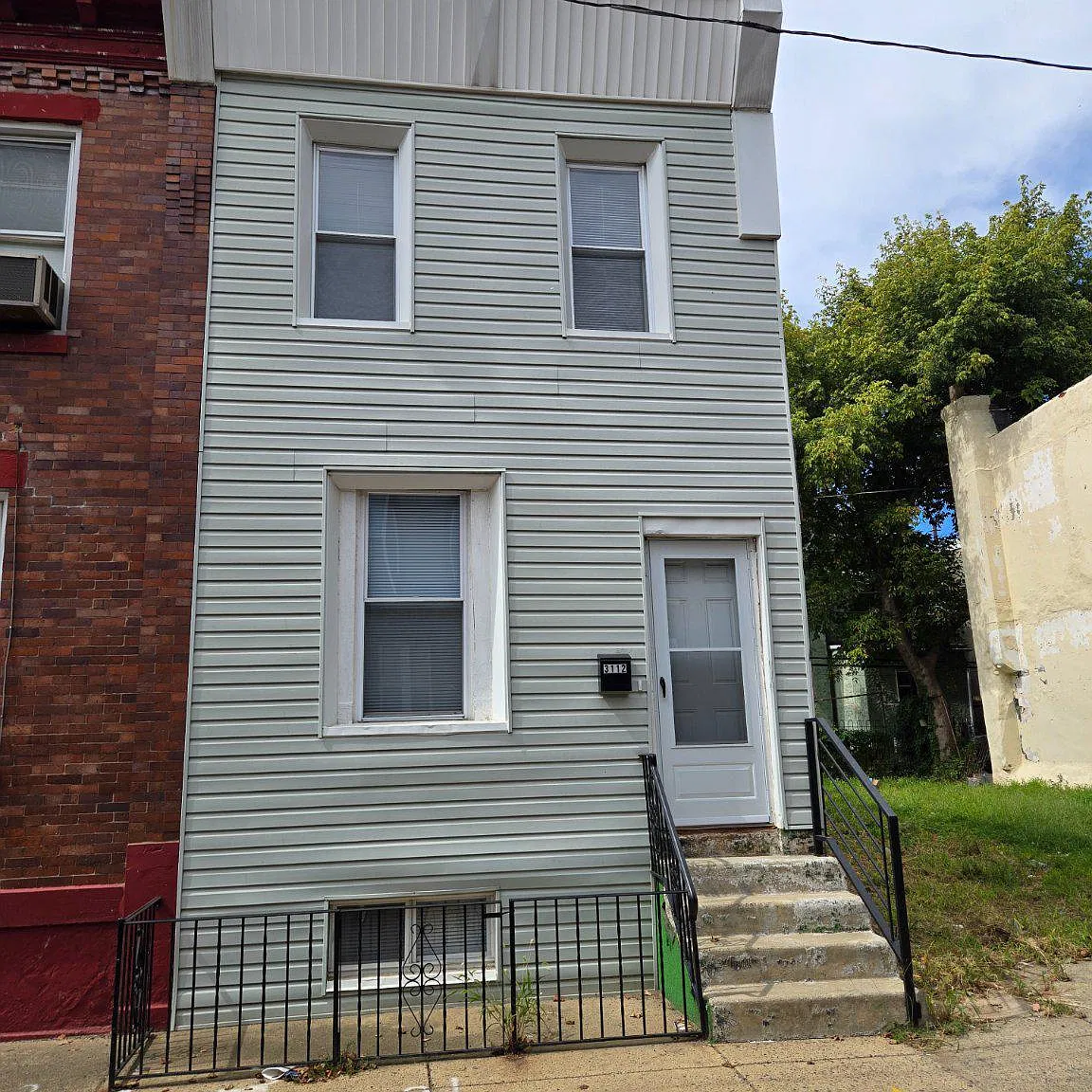 3 bed, 1.0 bath, 860 sqft, $1,400 — Photo 1