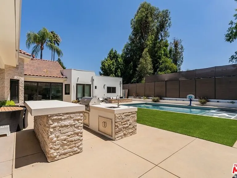 17520 Embassy Dr — Photo 43