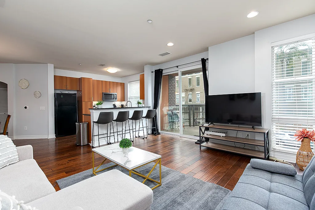2 bed, 2.0 bath, $5,325 — Photo 3