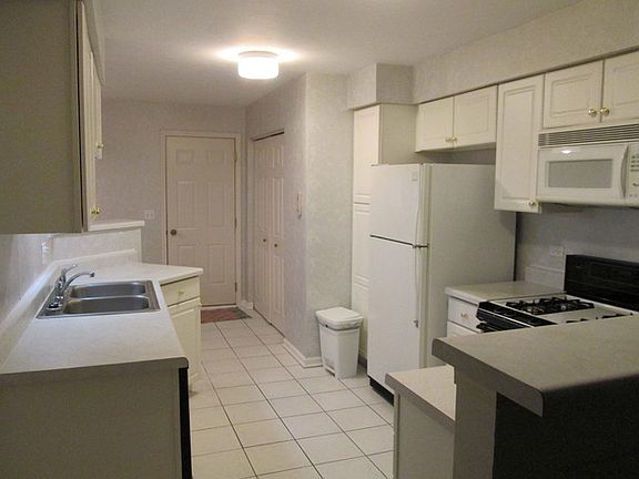2nd image of 804 Fairmont Ct