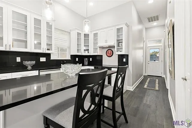 3 bed, 1403 sqft, $2,600 — Photo 2