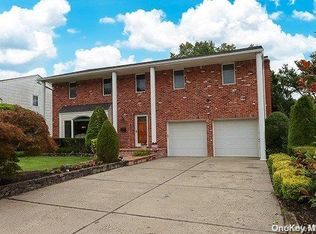 56 Carriage Rd, Roslyn, NY 11576