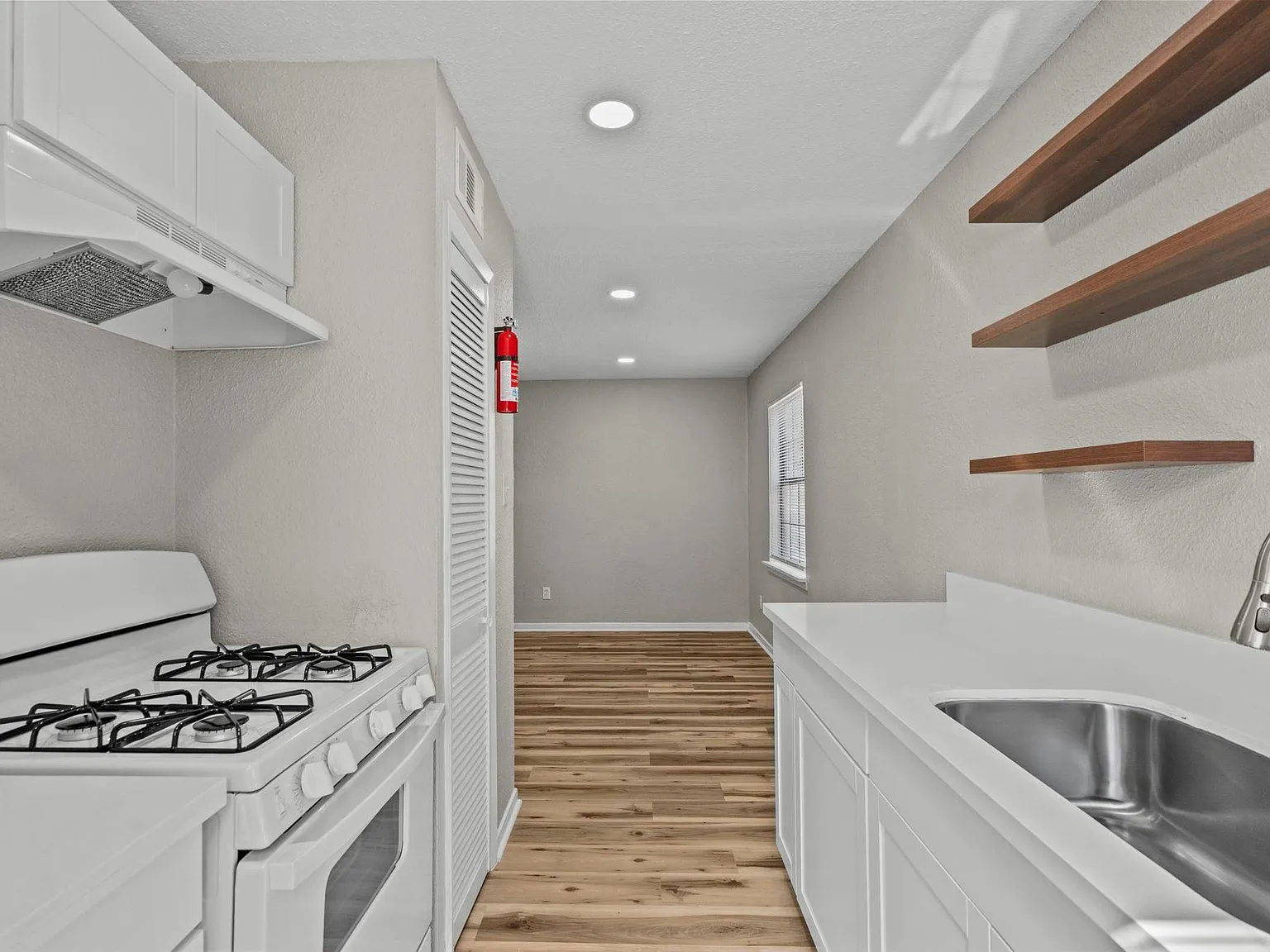 3 bed, 1.0 bath, 1087 sqft, $1,450 — Photo 2