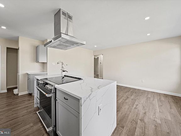 3rd image of 6714 Stockton Ln