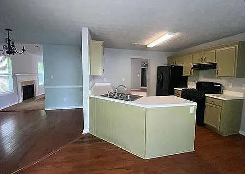 4 bed, 2.0 bath, 1771 sqft, $2,499 — Photo 3