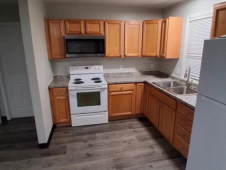 204 Grand Ave #15 — Photo 5
