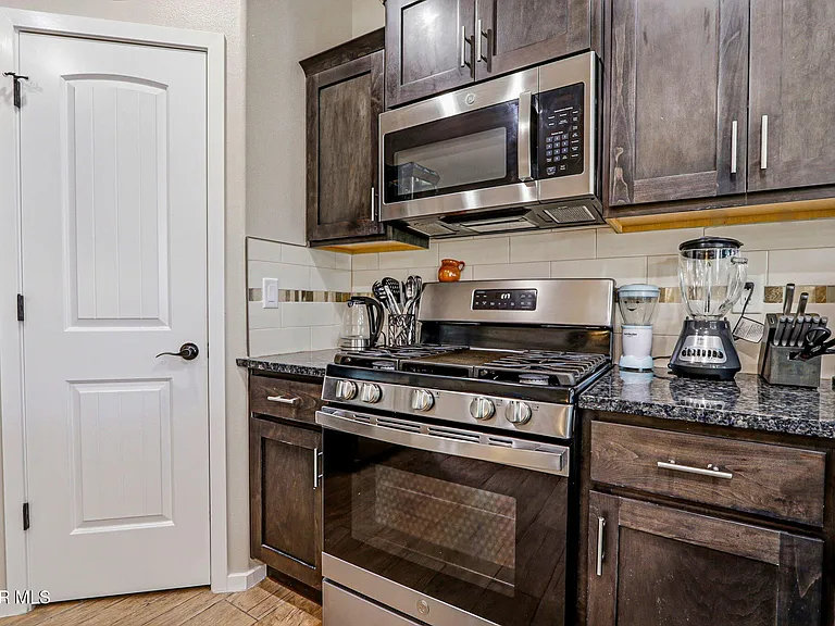 13066 Grantham Ln — Photo 35