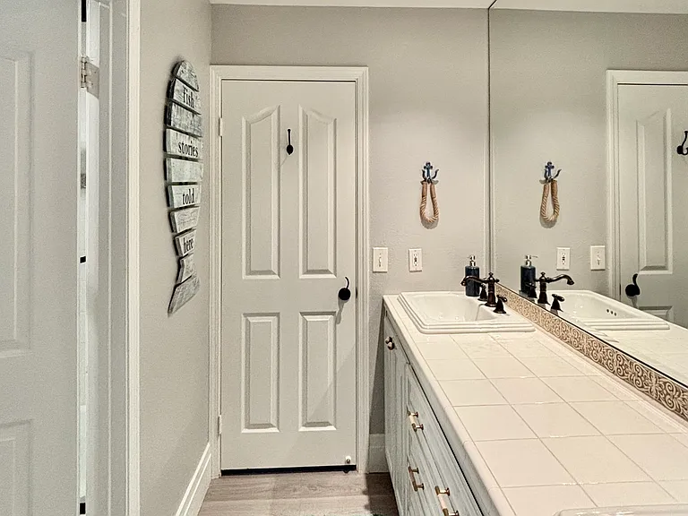 Upstairs Jack & Jill full bathroom