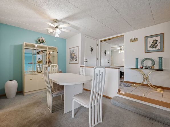 525 Cumnor Rd APT 102-E, Westmont, IL 60559
