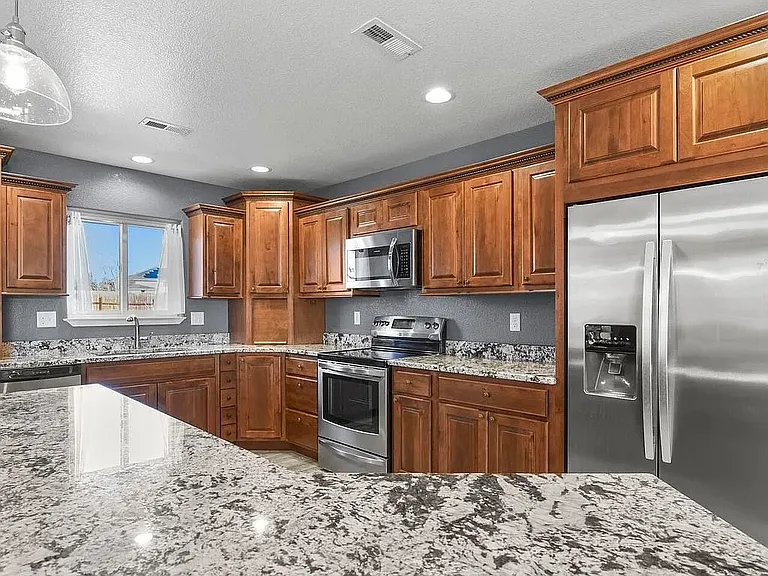573 W Archer Plz — Photo 10