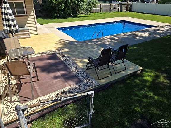 2nd image of 2878 Clayburn Rd